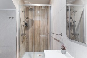 Shower, hair dryer, towels - GuestReady - Poveiros Flats (Porto)