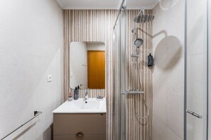 Shower, hair dryer, towels - GuestReady - Poveiros Flats (Porto)