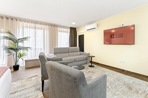 TV - GuestReady - Poveiros Flats (Porto)
