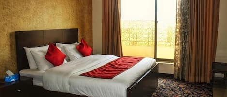 Deluxe Double Room, Mountain View | Soundproofing, iron/ironing board, free WiFi
