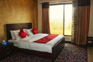 Deluxe Double Room, Mountain View | Soundproofing, iron/ironing board, free WiFi