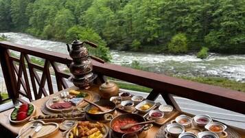 Phòng Suite, ban công, quang cảnh sân vườn | Khu ẩm thực ngoài trời