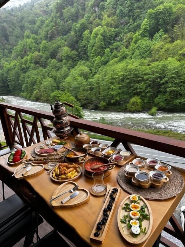 Outdoor dining - Ria Suit Bungalow (Camlihemsin)