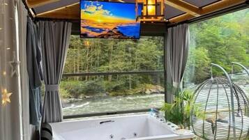 Suite, balkong, bakgårdsutsikt | Lydisolert, strykejern/-brett, wi-fi (inkludert) og rullestolvennlig