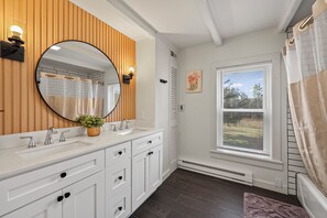 Haartrockner, Handtücher, Seife, Toilettenpapier