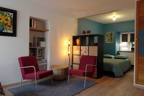 Iron/ironing board, free WiFi, bed sheets