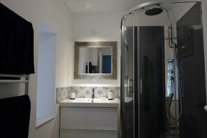 Shower, hair dryer, towels, soap - In the heart of Obernai studio 30m2 quiet comfortable kitchen equipped air conditioning (Obernai)