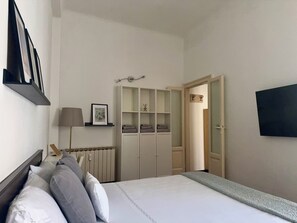 1 habitación, escritorio, tabla de planchar con plancha y wifi gratis 