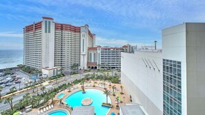 Un hotel con piscina, varias edificaciones y vista al océano.