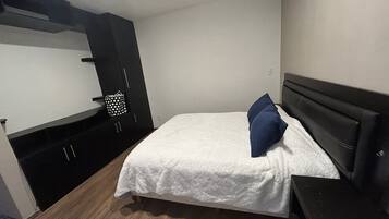 3 bedrooms, iron/ironing board, bed sheets