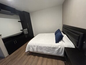 3 quartos, ferros/tábuas de passar roupa, roupa de cama