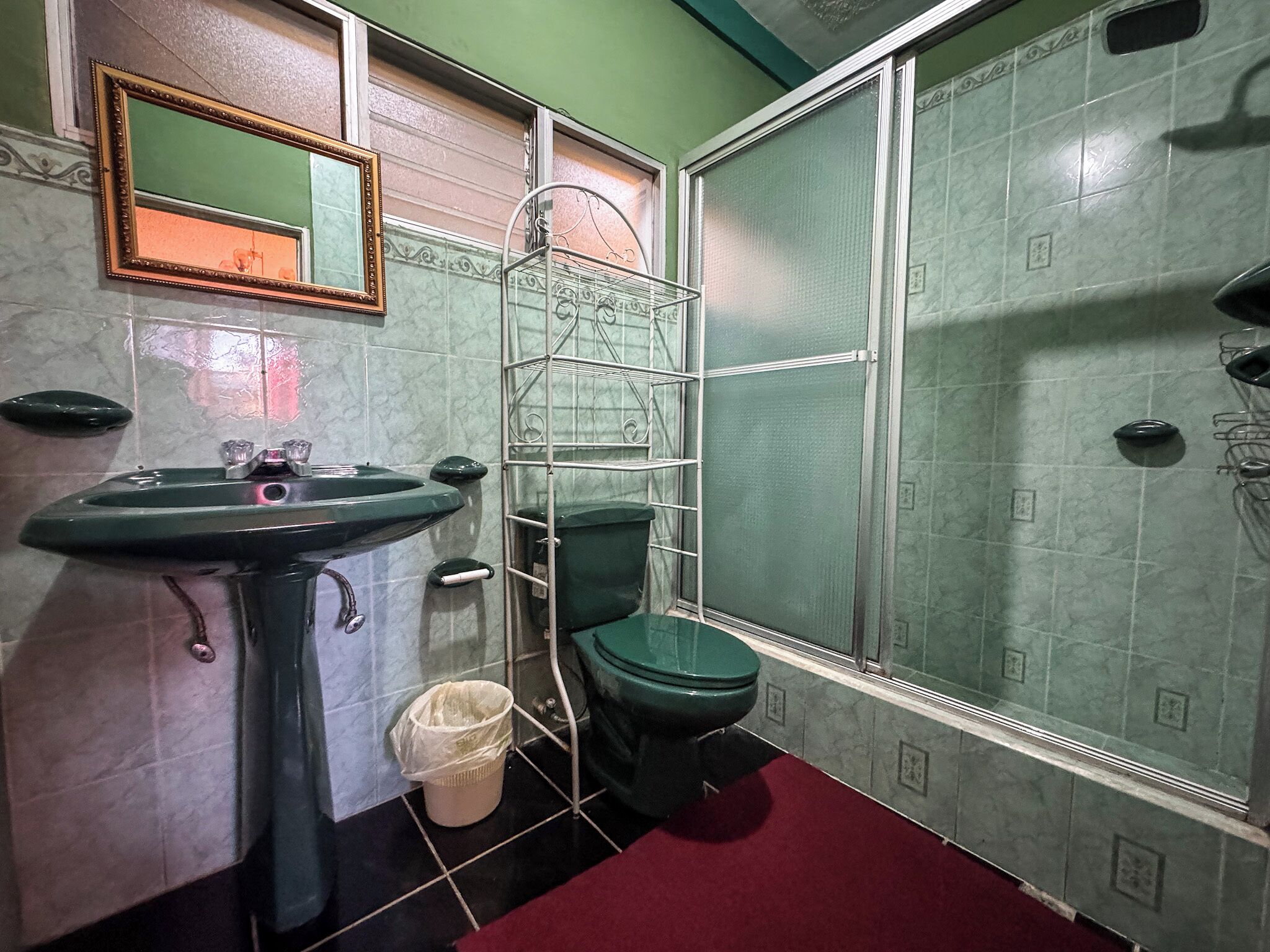 Artículos de tocador gratuitos, jabón, shampoo, papel higiénico