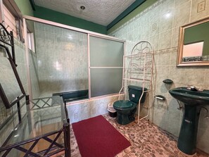 Free toiletries, soap, shampoo, toilet paper - Hotel Reforma (Cuatro Caminos)