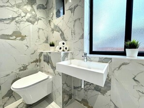 Hair dryer, towels - Amazing Large 3 Bedroom Apartment - Sleeps 8! (Bournemouth)