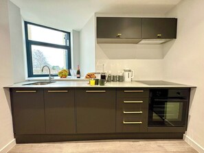 Een koelkast, een magnetron, een oven, een kookplaat