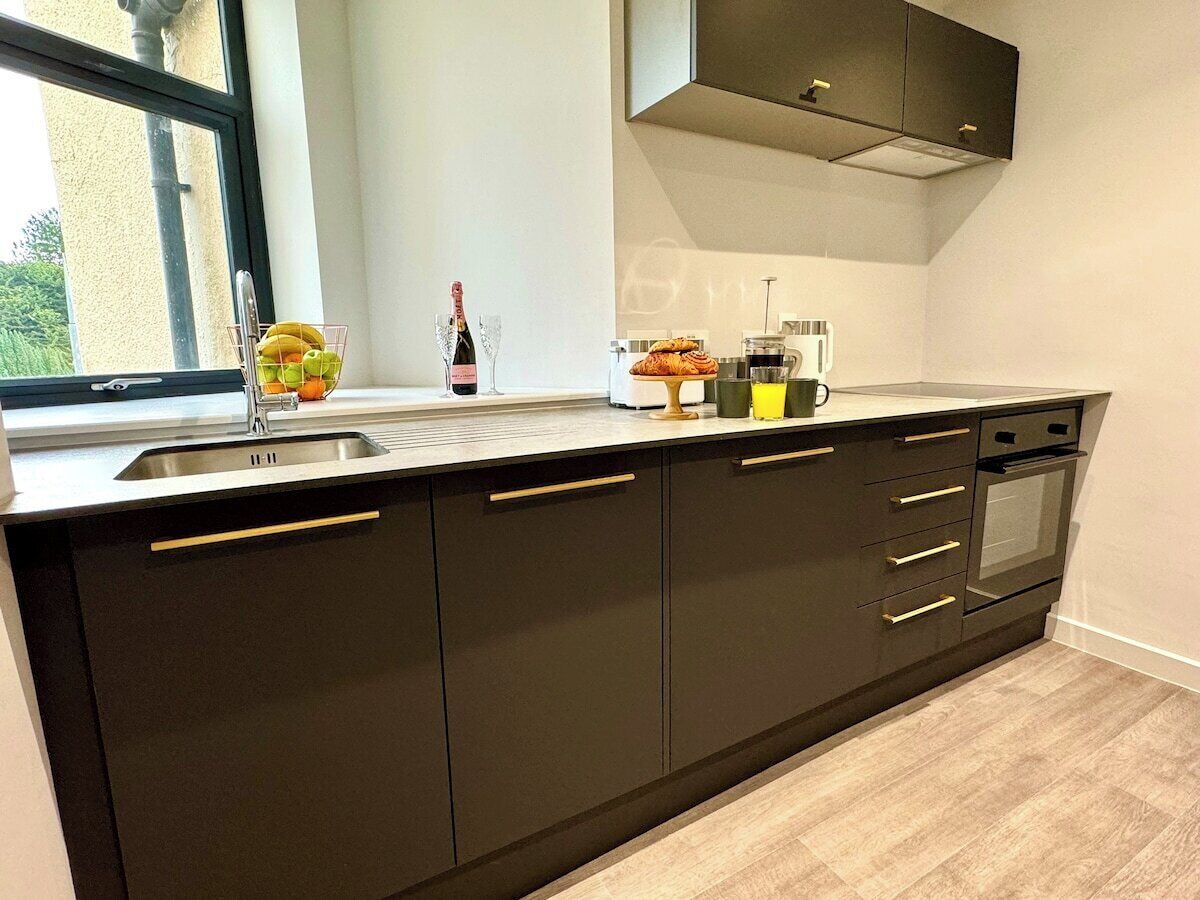 Geladeira, micro-ondas, fogão, cooktop