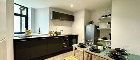 冷蔵庫、電子レンジ、オーブン、コンロ