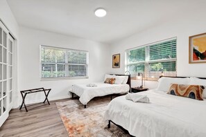 Iron/ironing board, travel cot, WiFi, bed sheets - Gated Miami Retreat, Walk to Marlins Stadium (Miami)