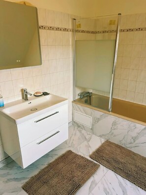 Dusche, Haartrockner, Handtücher, Seife