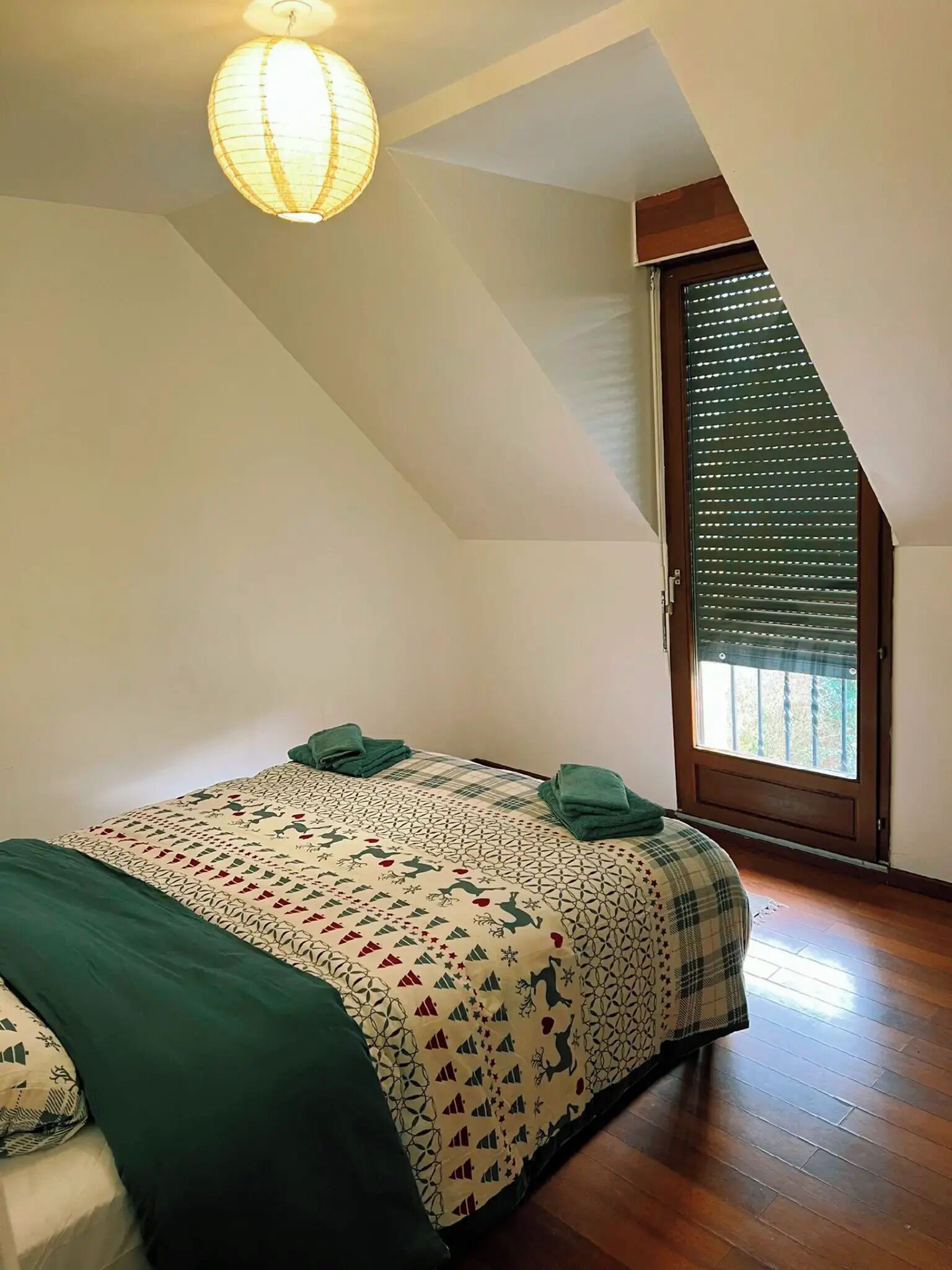 4 bedrooms, iron/ironing board, internet, bed sheets