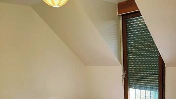 4 bedrooms, iron/ironing board, internet, bed sheets