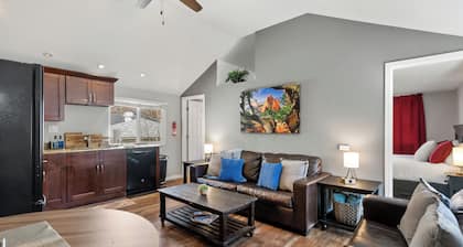 2BR Apt. in Manitou Springs • Steps to Incline/DT • Hot Tub • Parking • Dog OK