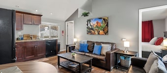 2BR Apt. in Manitou Springs • Steps to Incline/DT • Hot Tub • Parking • Dog OK
