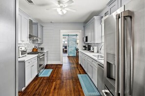 Private kitchen - Hot Tub Retreat/Walk to Beach/Dual Primary Suites/Monthly Discount (Galveston)