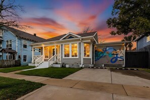 Exterior - Hot Tub Retreat/Walk to Beach/Dual Primary Suites/Monthly Discount (Galveston)