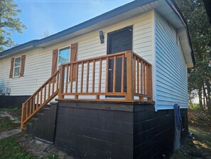 Exterior detail - Close 2 Masters Newly Renovated  3-bedroom 2.5 bath home in lovely North Augusta (North Augusta)