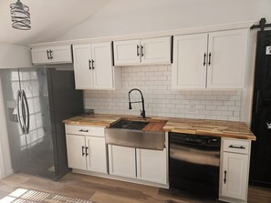 Microwave, oven, stovetop, dishwasher - Close 2 Masters Newly Renovated  3-bedroom 2.5 bath home in lovely North Augusta (North Augusta)