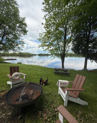 Love nest cottage, steps to the dock, gorgeous waterfront cottage!