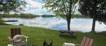 Love nest cottage, steps to the dock, gorgeous waterfront cottage!