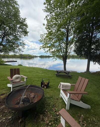 Love nest cottage, steps to the dock, gorgeous waterfront cottage!