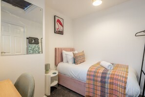 3 habitaciones, escritorio y tabla de planchar con plancha 