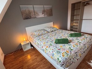 2 Schlafzimmer, Schreibtisch, Bügeleisen/Bügelbrett, kostenloses WLAN