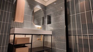 Douche, sèche-cheveux, serviettes fournies, savon