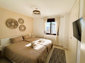 2 عدّة غرف نوم ومكواة/لوح كي وواي فاي وملاءات أسرّة