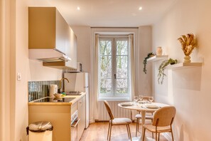 Fridge, microwave, oven, stovetop - Le Zola – Oullins – 10 min à pied métro B – Wi-Fi inclus (Oullins-Pierre-Bénite)