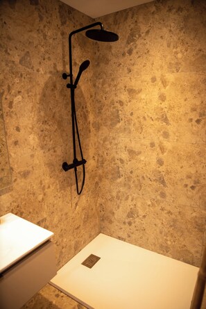 Douche, sèche-cheveux, serviettes fournies, savon