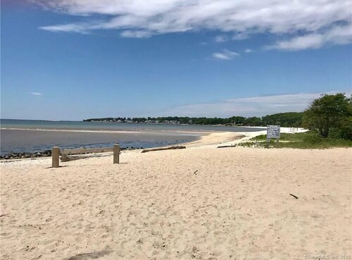 FRESH FUN SPACIOUS! 4bed 4bath getaway RELAX and PLAY short walk 2 private beach