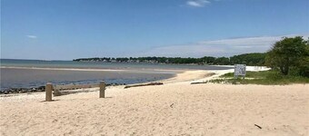 FRESH FUN SPACIOUS! 4bed 4bath getaway RELAX and PLAY short walk 2 private beach