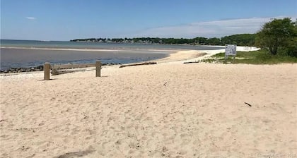 FRESH FUN SPACIOUS! 4bed 4bath getaway RELAX and PLAY short walk 2 private beach