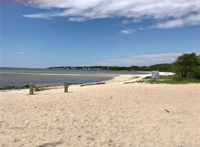 FRESH FUN SPACIOUS! 4bed 4bath getaway RELAX and PLAY short walk 2 private beach