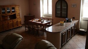 Eine Küche mit Essbereich, einem Backofen, einem Fenster und einem Schrank.