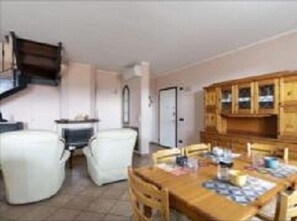 Dining - Cozy, large apartment with a jacuzzi tub, 3 bedrooms, only 10 km from the sea (Villa Viani)