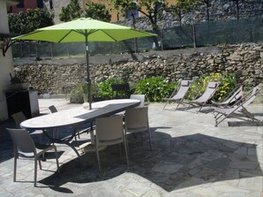 Outdoor dining - Cozy, large apartment with a jacuzzi tub, 3 bedrooms, only 10 km from the sea (Villa Viani)