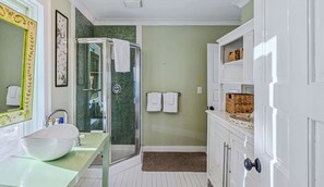 Een douche, een haardroger, handdoeken, shampoo