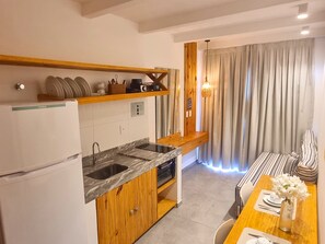 Private kitchen - Upper floor apartment, sea view with balcony and kitchen. (São Miguel do Gostoso)