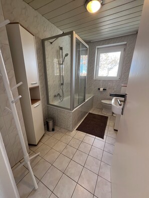 Hair dryer, towels, soap, toilet paper - Vacation apartment Oberland Ammersee Landsberg (Pürgen)
